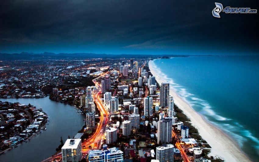 Gold Coast, plaża piaszczysta, morze, wieżowce, miasto wieczorem