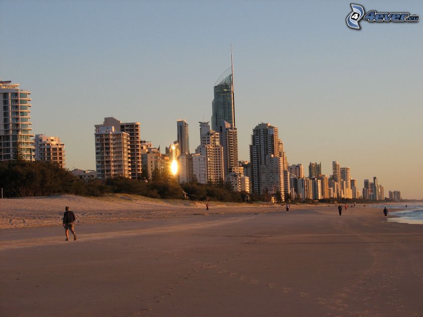 Gold Coast, wieżowce, plaża piaszczysta