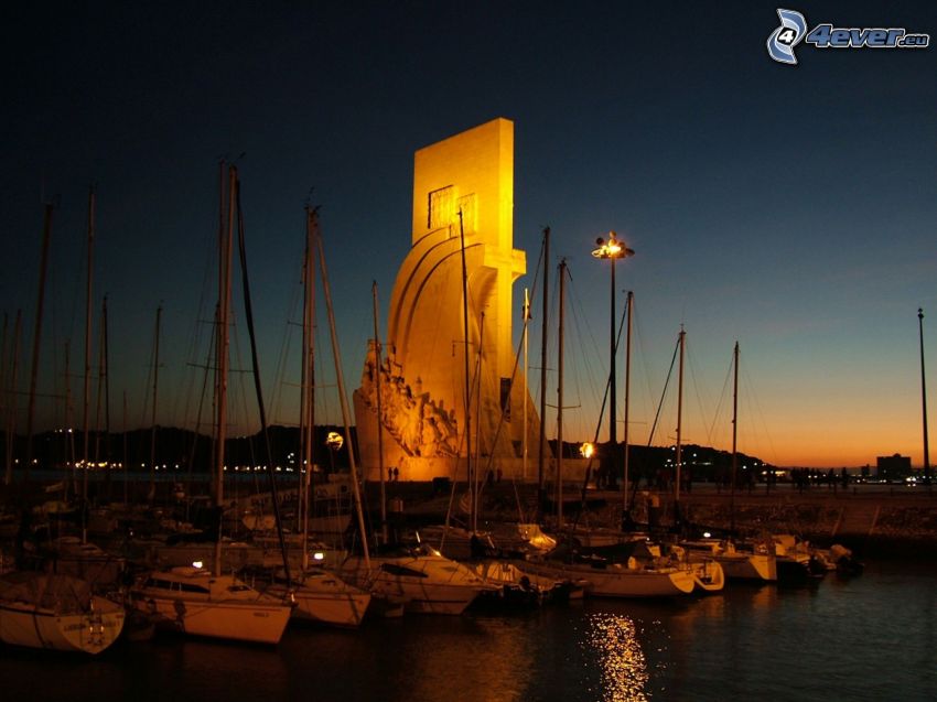 Lizbona, przystań dla jachtów, miasto nocą