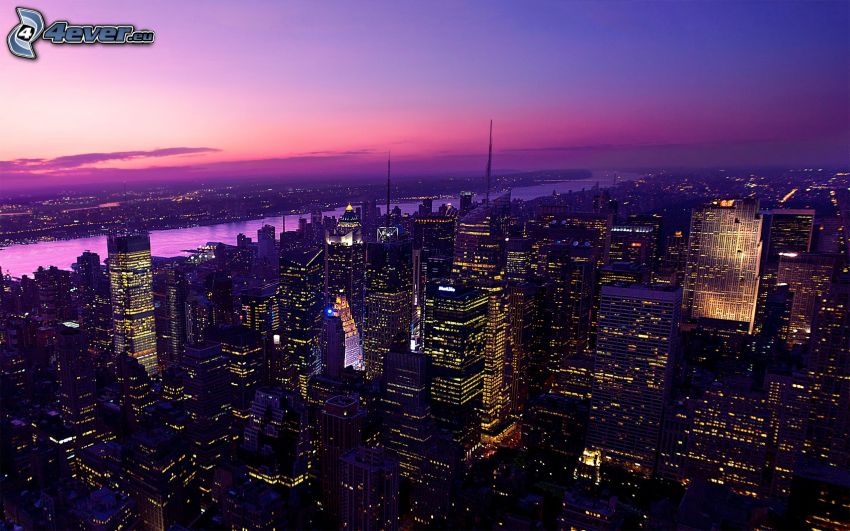Manhattan, New York, fioletowe niebo, wieżowce, miasto nocą
