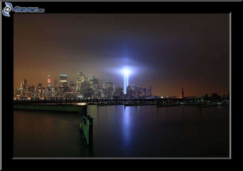 Manhattan, New York, miasto nocą, WTC memorial, wieżowce, poświata