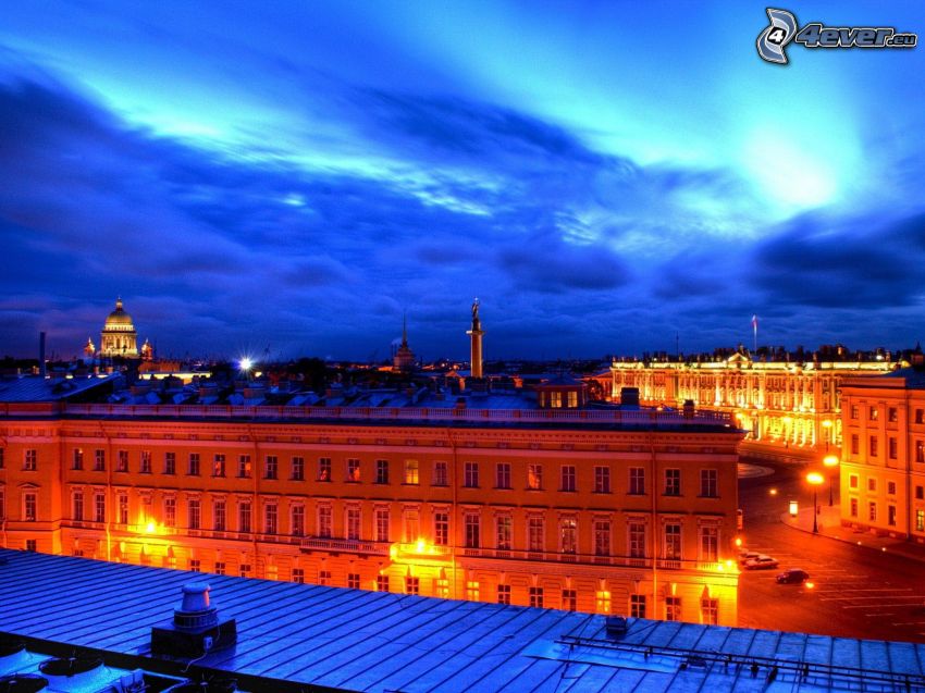Petersburg, miasto wieczorem, budowle, uliczne oświetlenie, chmury