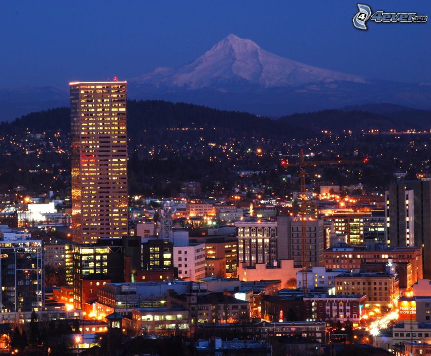 Portland, miasto nocą, zaśnieżona góra