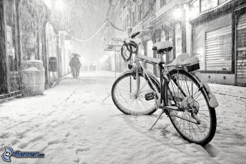 rower, zaśnieżona ulica