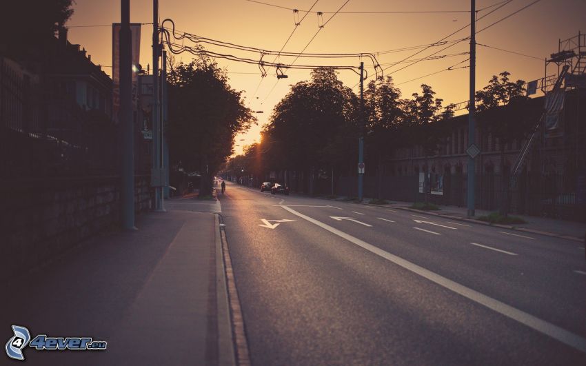 ulica, zachód słońca w mieście