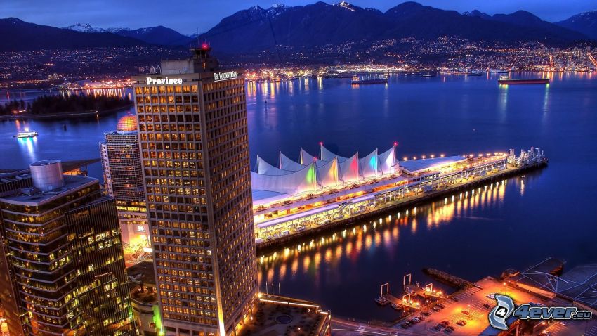 Vancouver, morze, pasmo górskie, miasto nocą