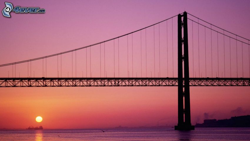 25 de Abril Bridge, zachód słońca nad morzem