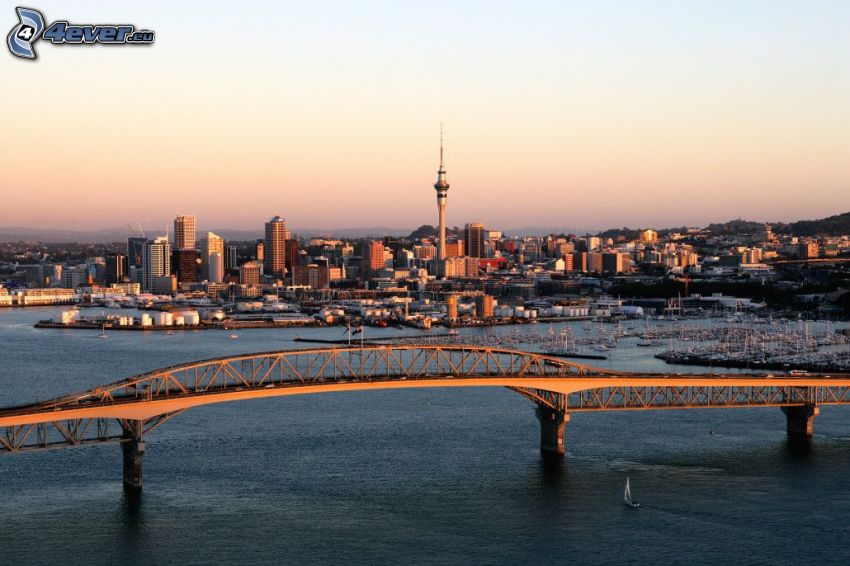 Auckland Harbour Bridge, miasto wieczorem