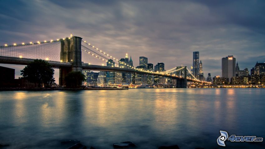 Brooklyn Bridge, miasto wieczorem
