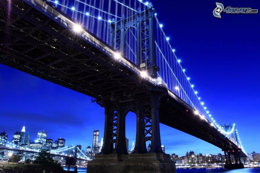 Brooklyn Bridge, oświetlony most, miasto nocą