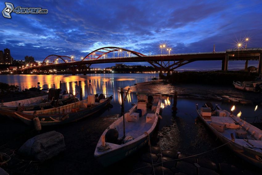 Guandu Bridge, łódki, miasto nocą