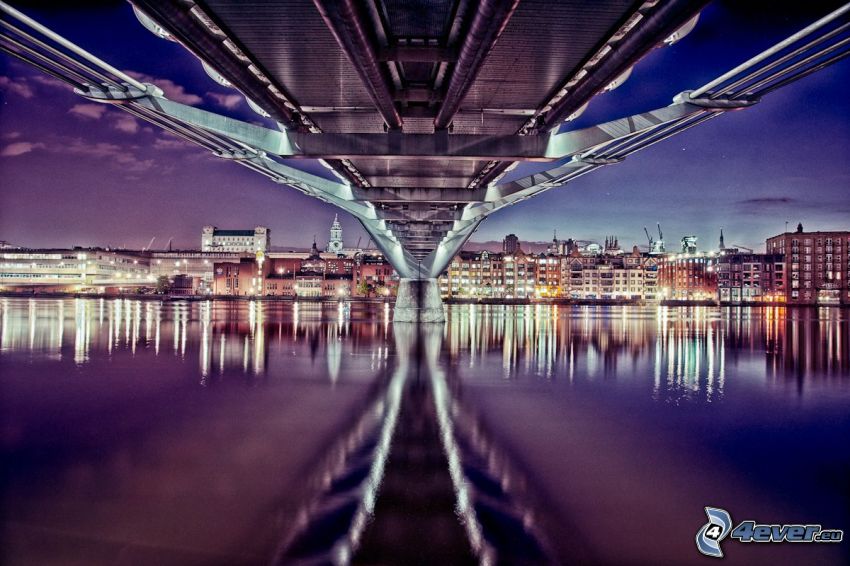 Millenium Bridge, miasto nocą