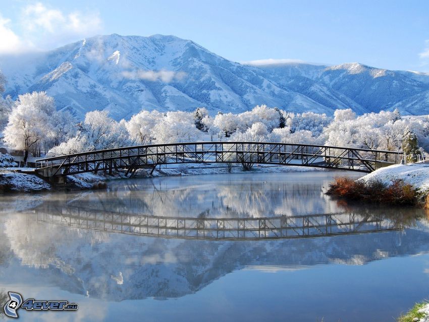 most, śnieżny krajobraz, rzeka, zaśnieżone góry
