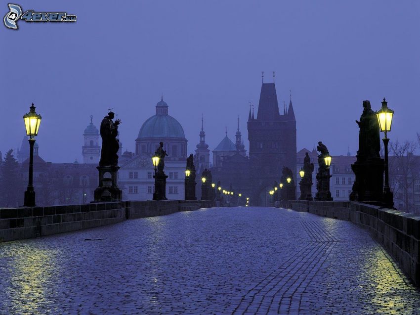 Most Karola, Praga, miasto wieczorem