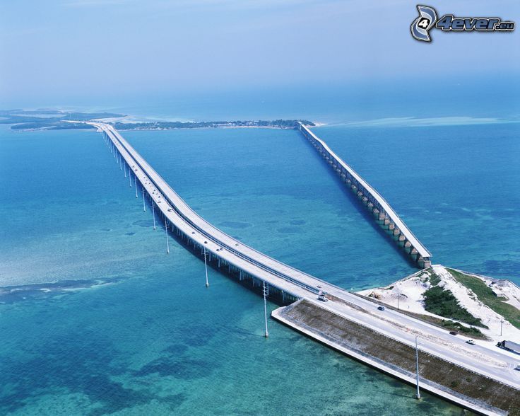 most na autostradzie, widok na morze