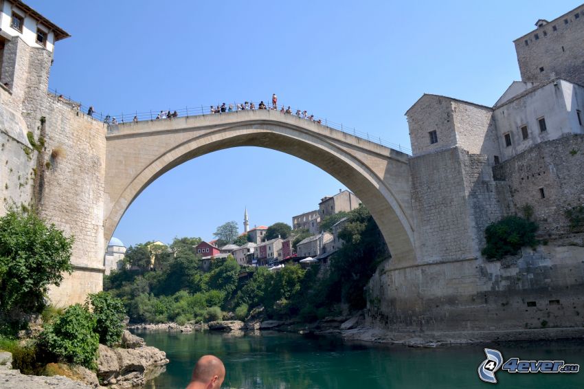 Stari Most, turyści, Neretva, Mostar