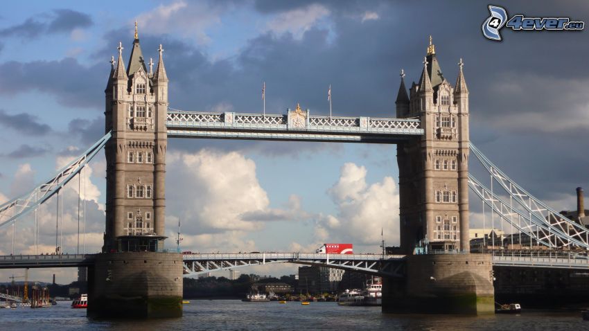 Tower Bridge, chmury