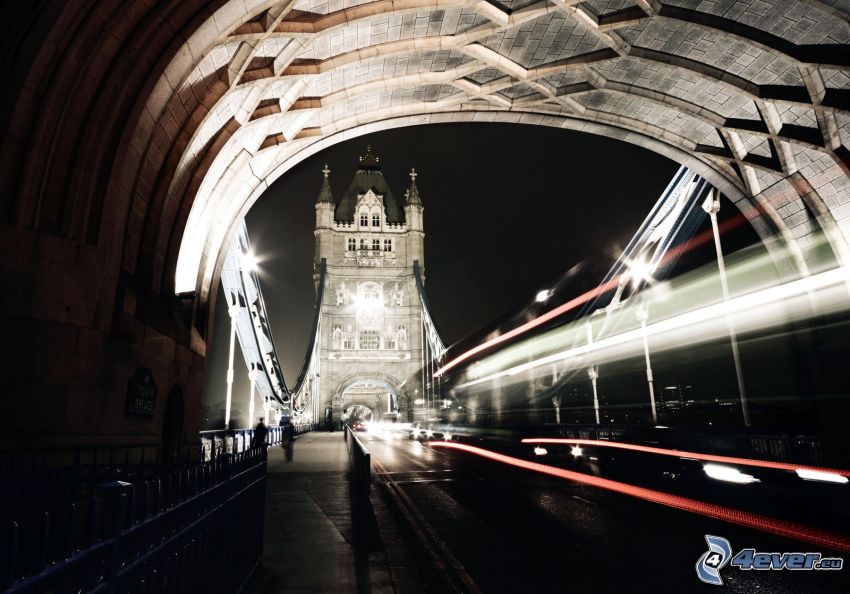 Tower Bridge, miasto nocą
