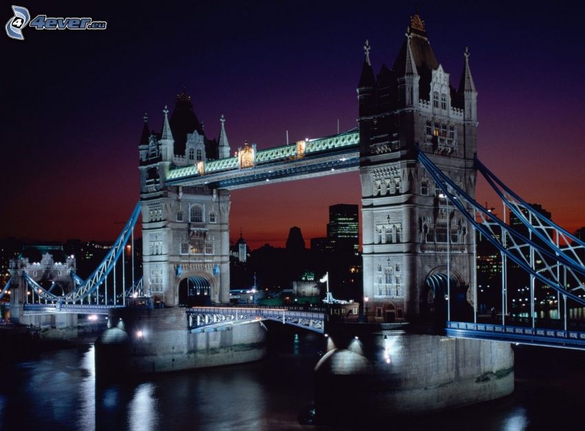 Tower Bridge, oświetlony most, noc
