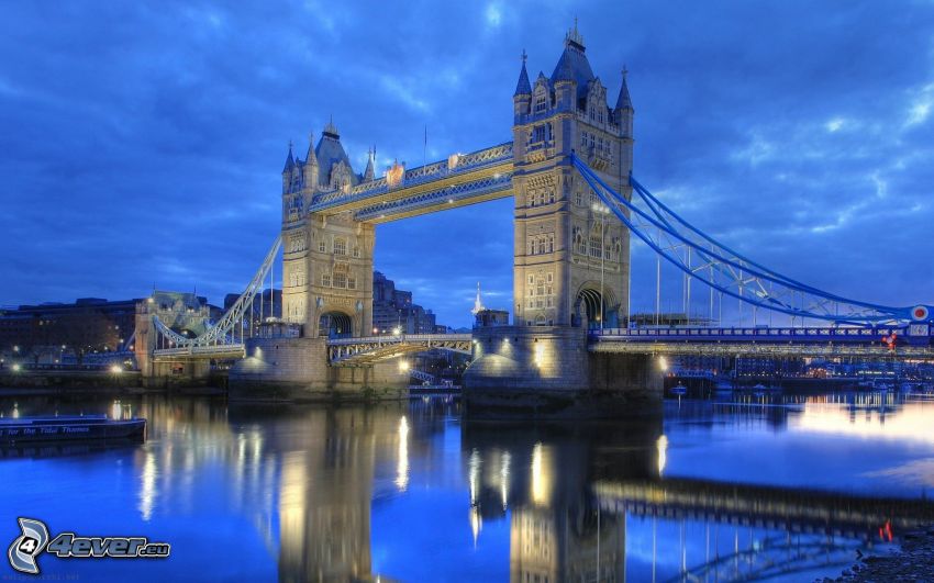 Tower Bridge, oświetlony most, Tamiza, odbicie