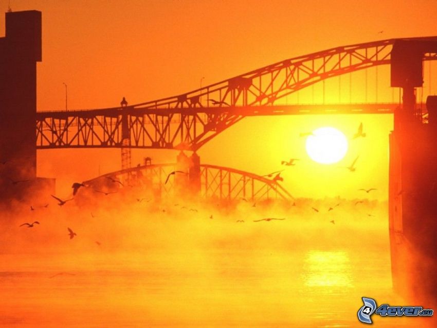 żelazny most, przyziemna mgła, pomarańczowy zachód słońca