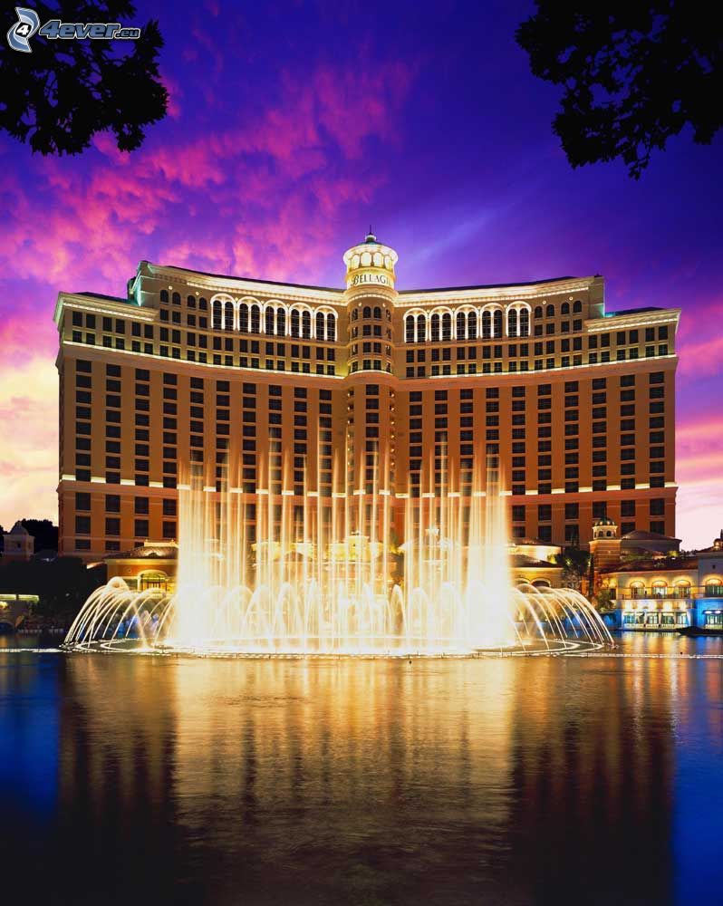hotel Bellagio, Las Vegas, fontanna, fioletowe niebo, miasto wieczorem