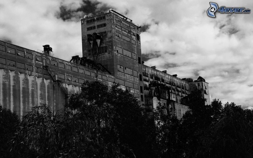 stara fabryka, czarno-białe zdjęcie