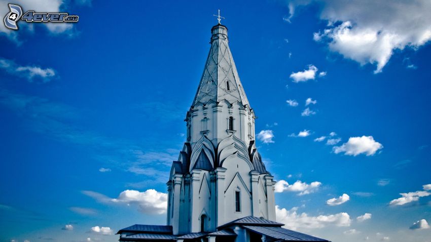 wieża kościoła, niebieskie niebo