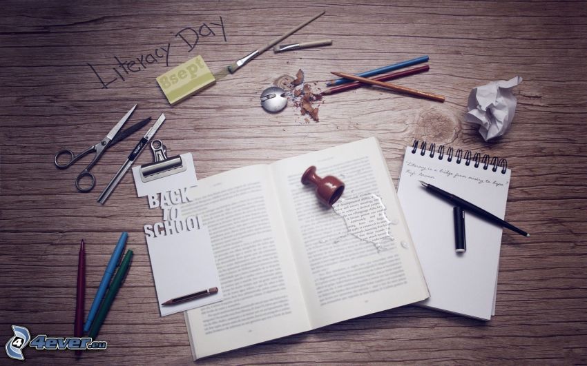 biurko, książka, ołówki