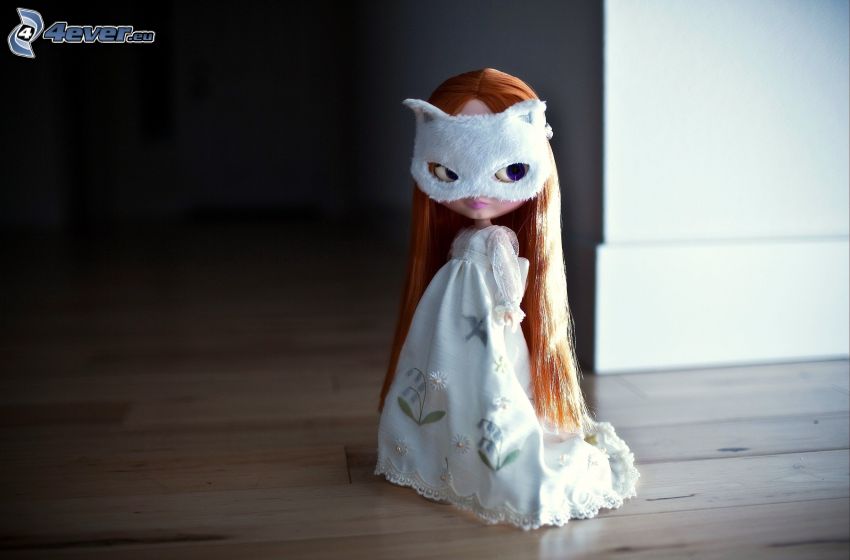 lalka, maska, biała sukienka