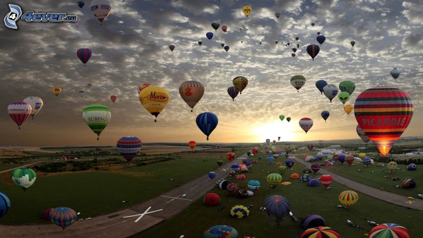 latające balony, lotnisko, zachód słońca