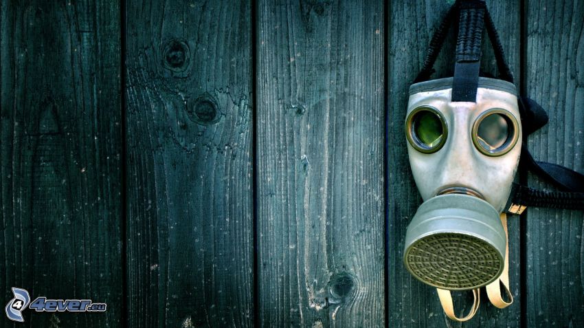 maska gazowa, drewniana ściana