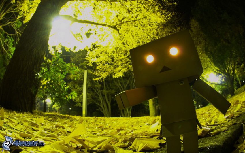 papierowy robot, drzewa, uliczne oświetlenie