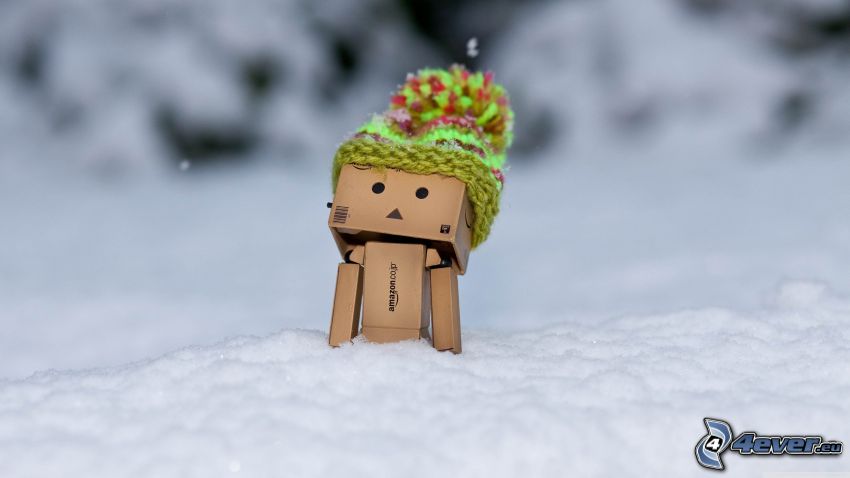 papierowy robot, śnieg, czapka