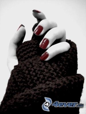 pomalowane paznokcie, ręka, sweter
