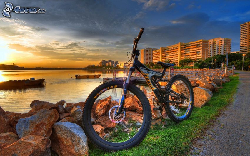 rower górski, kamienie, zachód słońca nad jeziorem, bloki, HDR