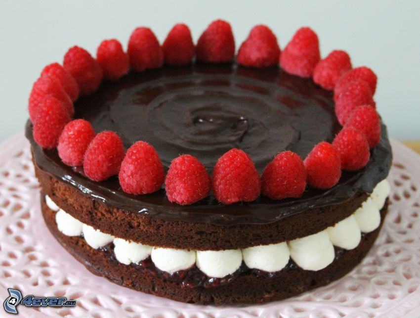 czekoladowy tort, maliny