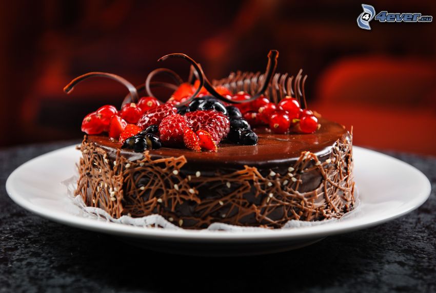 czekoladowy tort, owoce leśne