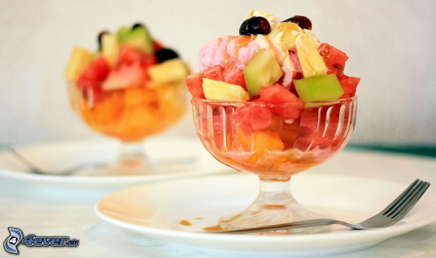 puchar lodowy z owocami, widelec