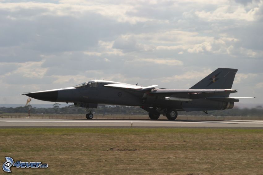 F-111 Aardvark, lotnisko