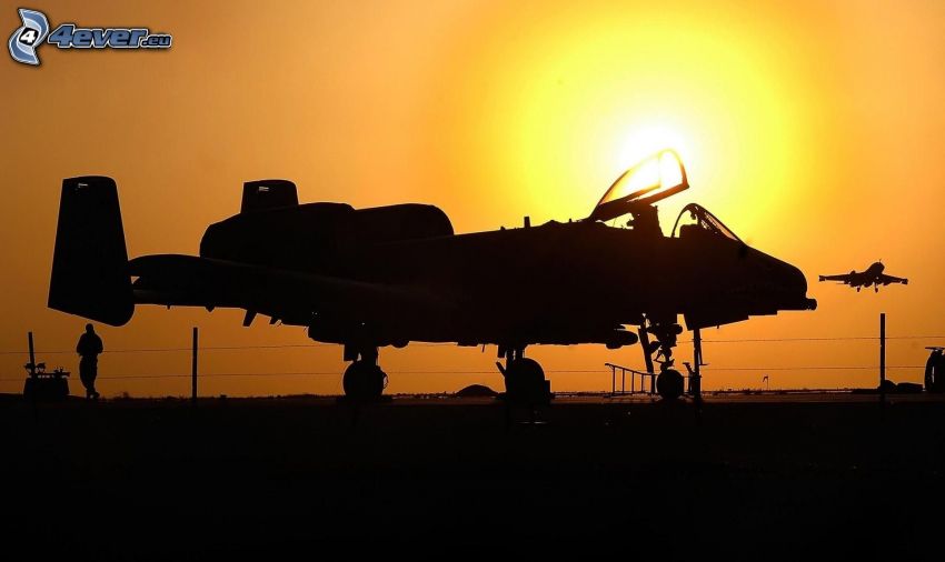 A-10 Thunderbolt II, sylwetka samolotu, zachód słońca
