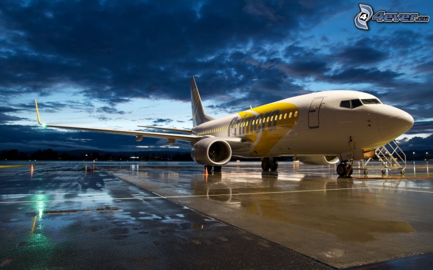 Boeing 737, lotnisko, chmury