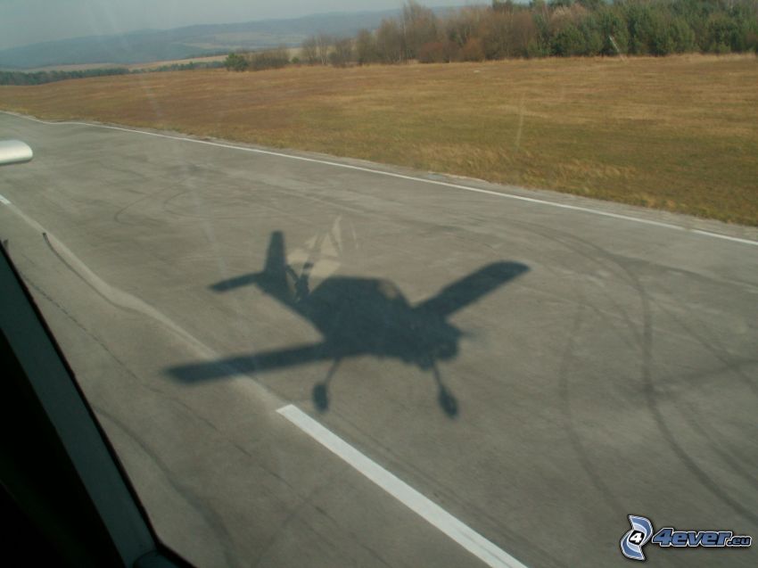mały sportowy samolot, Z-43, cień samolotu, lotnisko, łąka