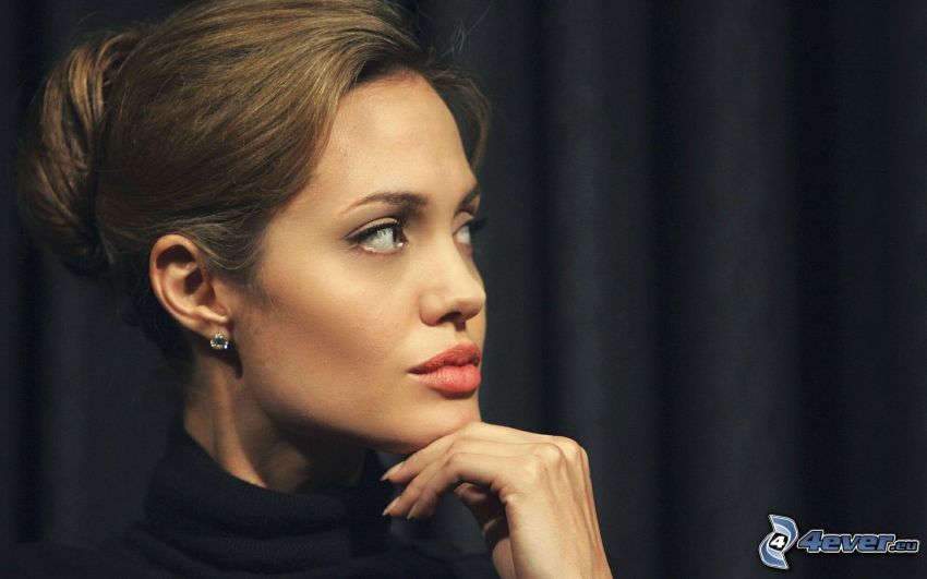 Angelina Jolie, spojrzenie