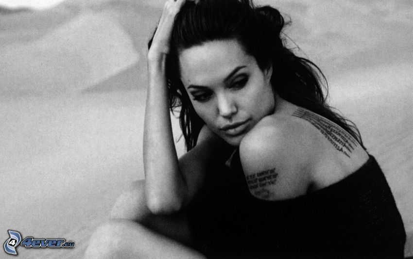 Angelina Jolie, tatuaż