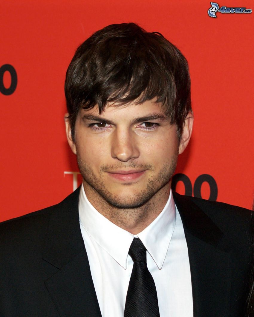 Ashton Kutcher, mężczyzna w garniturze