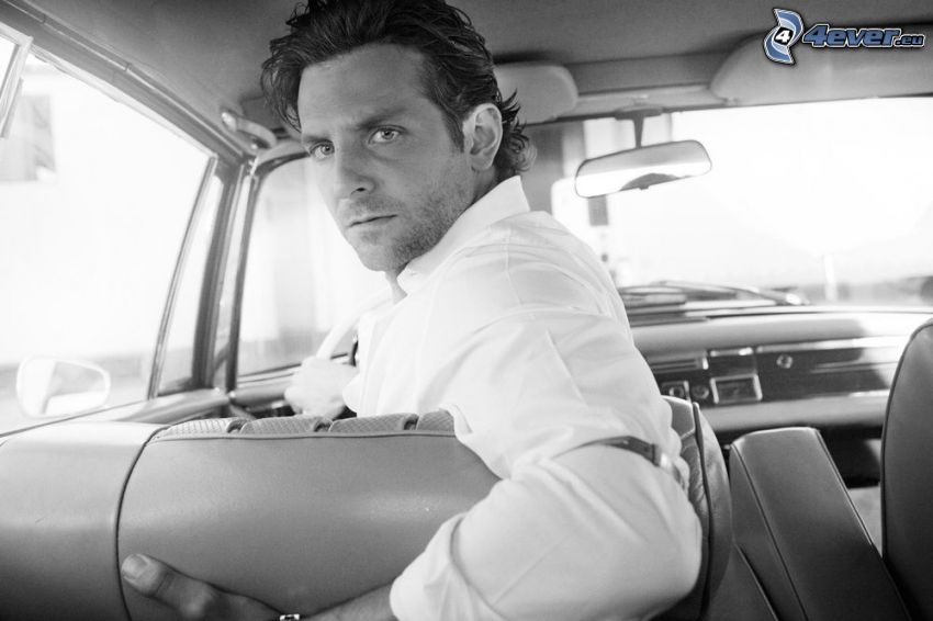 Bradley Cooper, spojrzenie, samochód, czarno-białe zdjęcie
