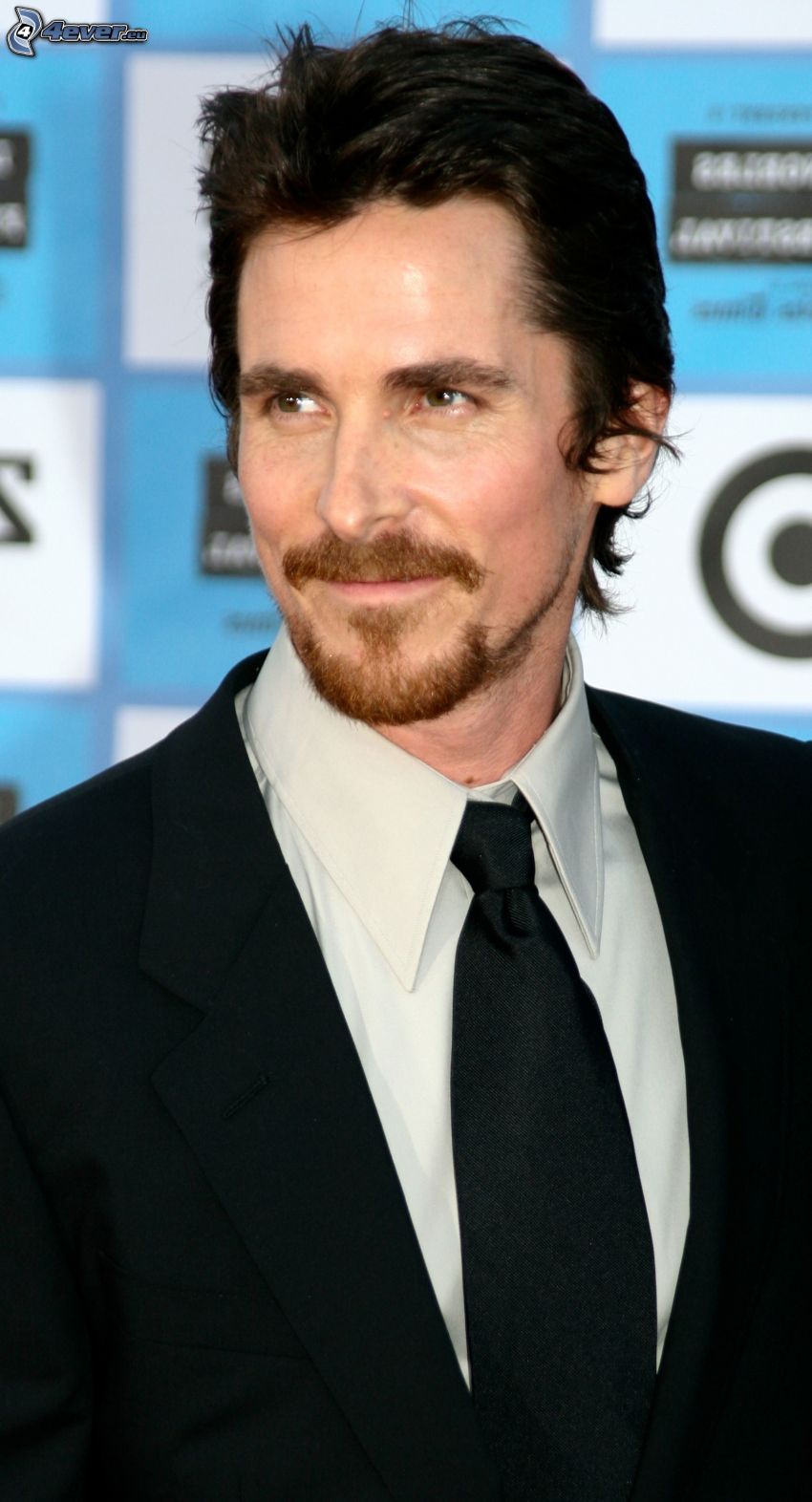 Christian Bale, mężczyzna w garniturze