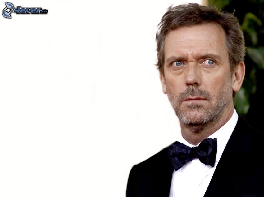 Hugh Laurie, mężczyzna w garniturze, muszka