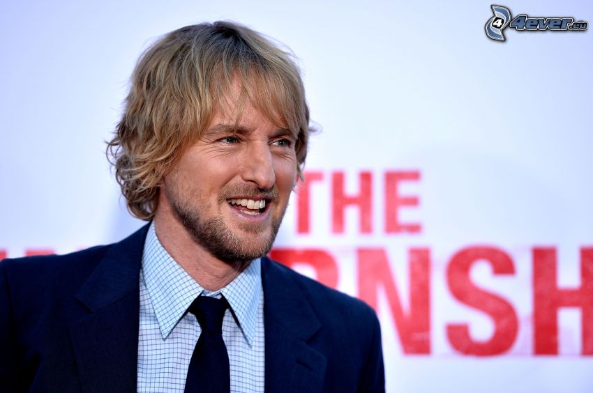 Owen Wilson, śmiech, mężczyzna w garniturze